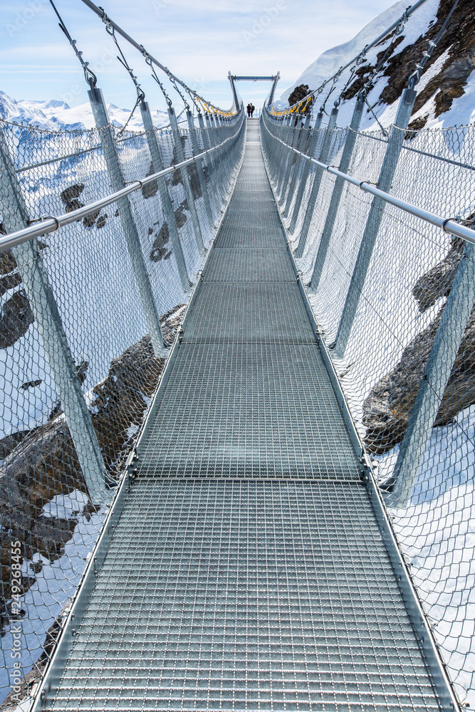 Fototapeta premium Titlis bridge in perspective - Gadmen, Switzerland
