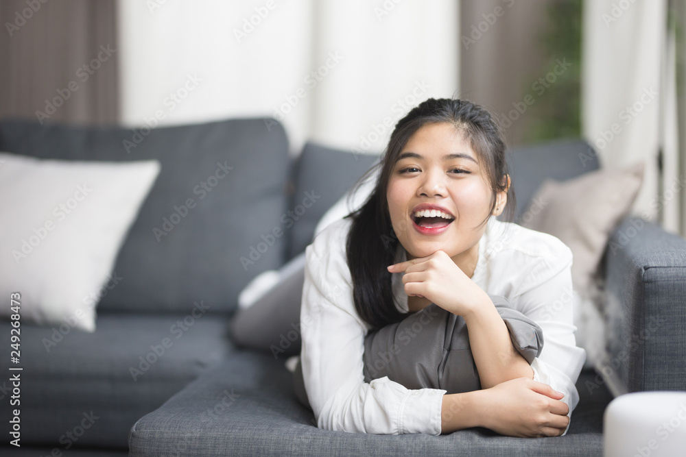 くつろぐ女性・ソファ