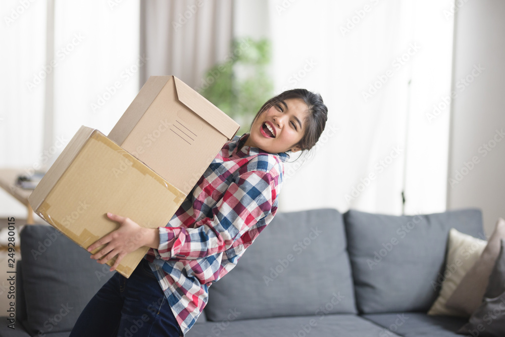 引越し・女性 引越し・女性