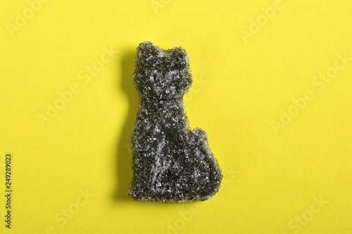 Canvas Print cat jelly candy on yellow background