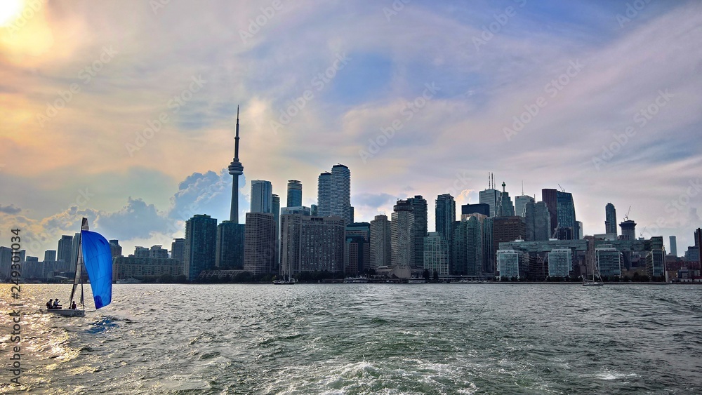 Fototapeta premium Segelboot vor Toronto Skyline