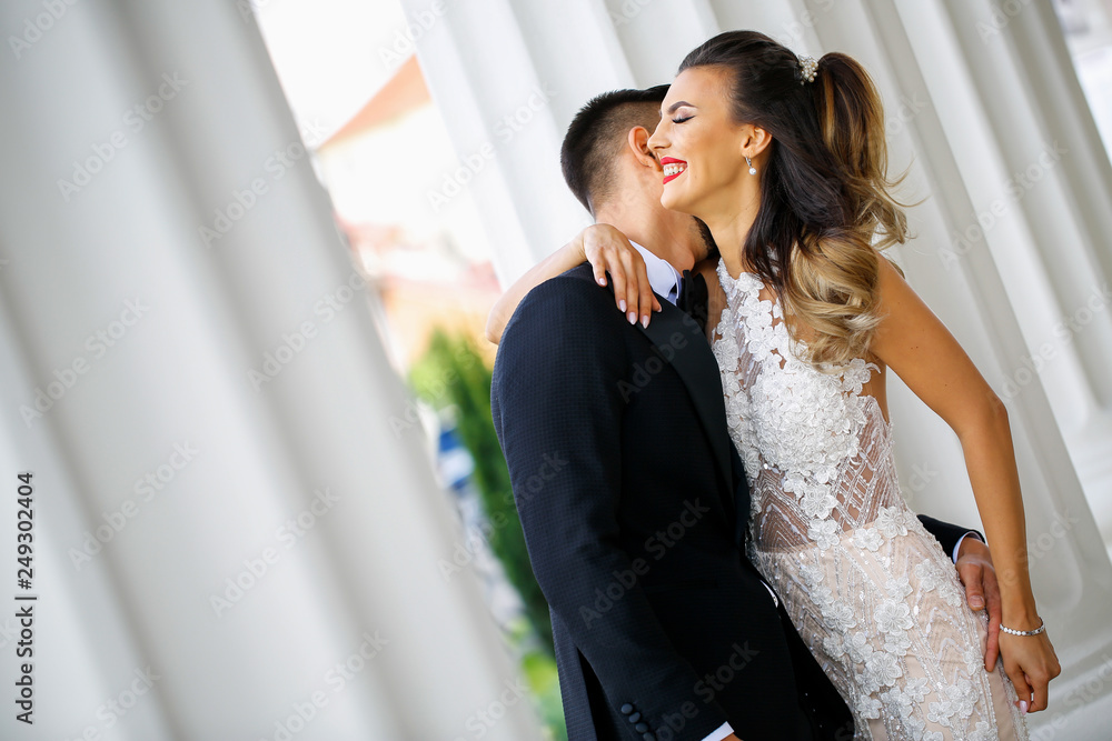 Naklejka premium Beautiful wedding couple posing outdoor