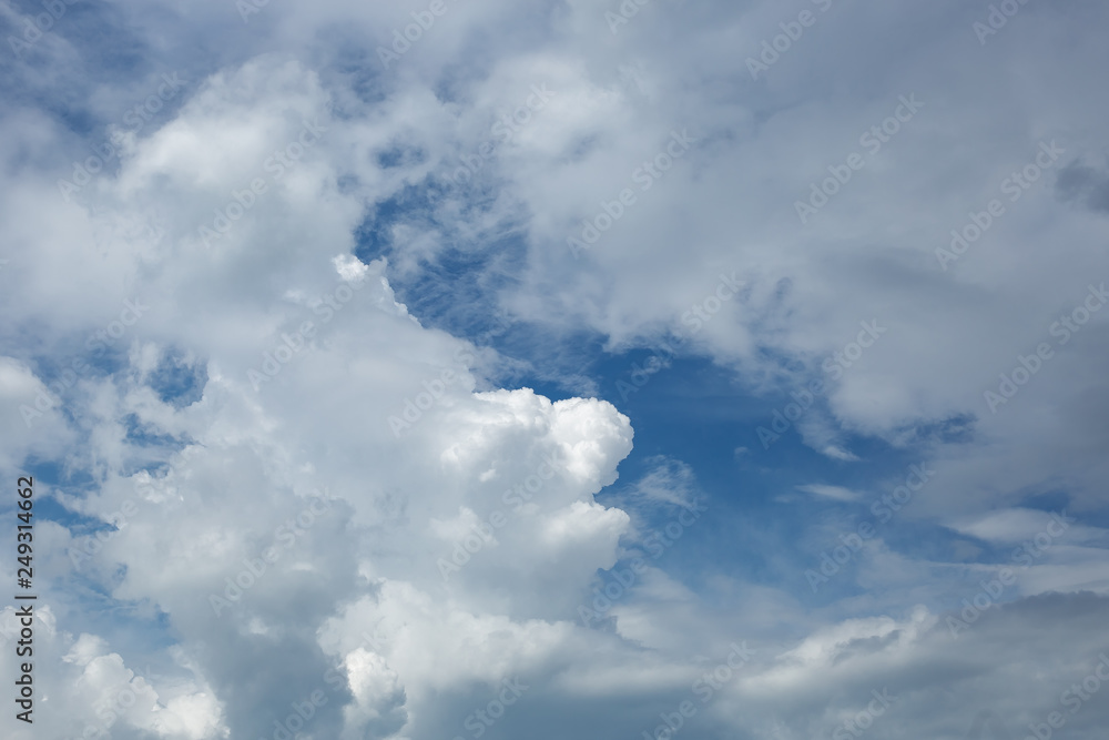 Obraz premium Beautiful blue sky with clouds