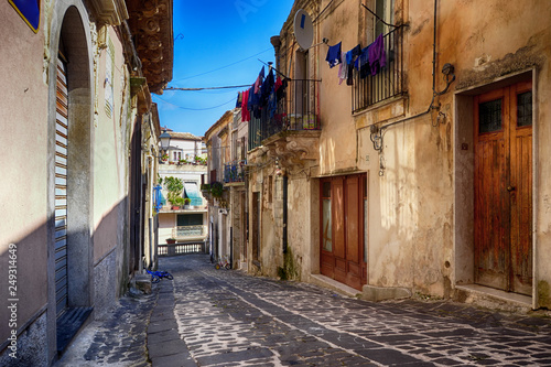 Narrow alley with clothes hanging on the balconies © oraziopuccio
