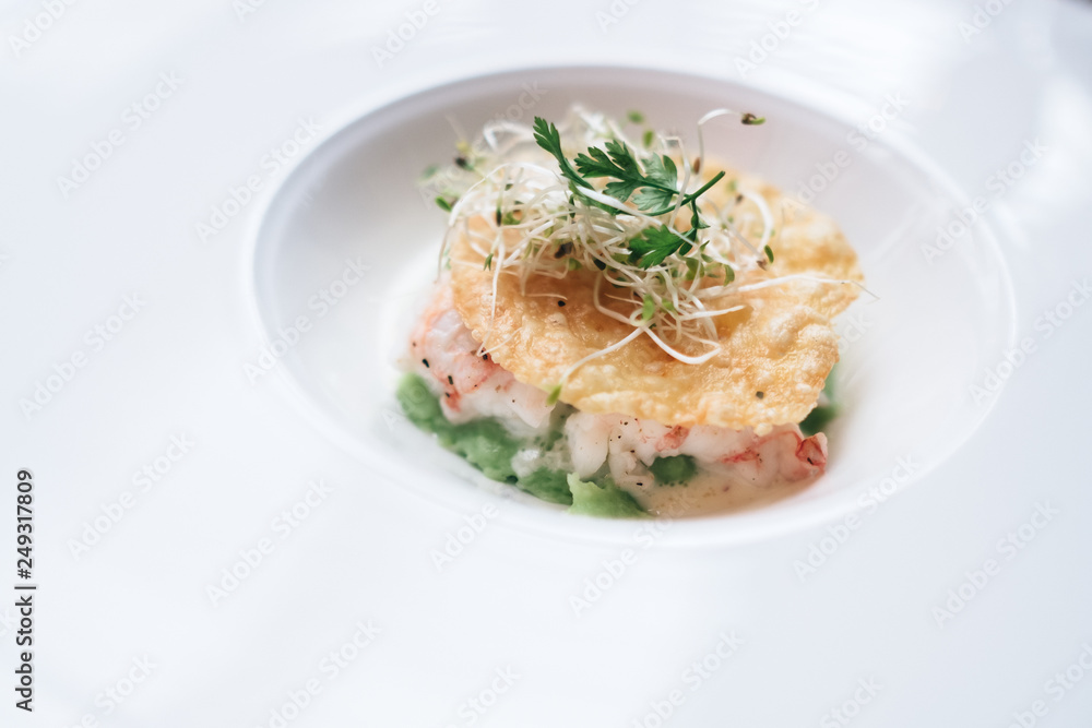 Gourmet plate with shrimp and crispy crisps