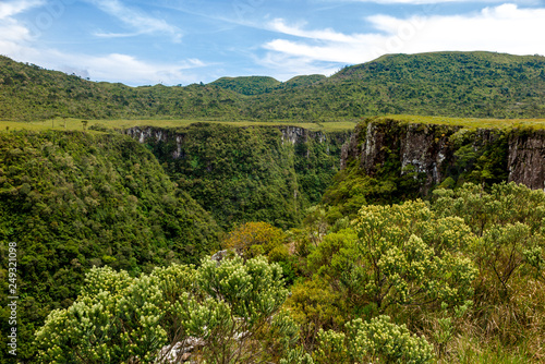 Walls of the Espraiado Canyon, with lots of vegetation, blue sky with clouds, city of Grão Para, Santa Catarina, Brazil