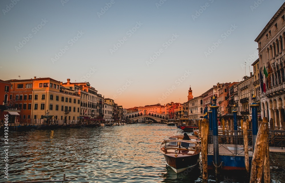 Fototapeta premium Sunset over Rialto Bridge in Venice, Italy