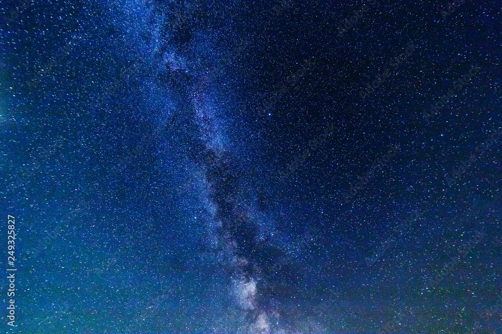 Obraz premium Gwiaździste niebo i droga mleczna.