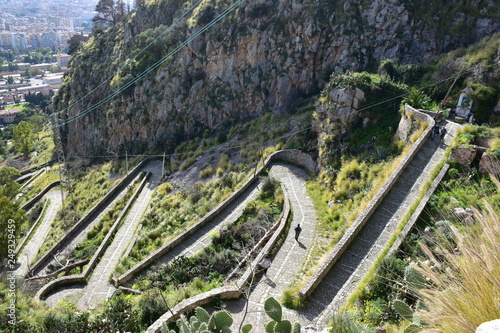 strada tortuosa che conduce i pellegrini al santuario di S. Rosalia su Monte Pellegrino Palermo, Sicilia. Chiamata dai palermitani 