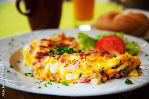 Fotografía omelet with ham tomato and green salad