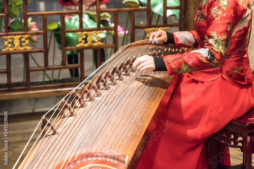 Canvastavla Women are playing zither, Chinese instruments