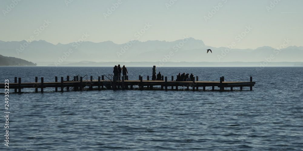 Menschen auf dem Steg am Starnberger See im Winter