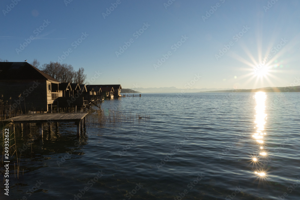 Bootshäuser am Starnberger See im Winter	