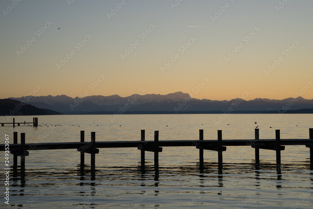 Sonnenuntergang am Starnberger See im Winter