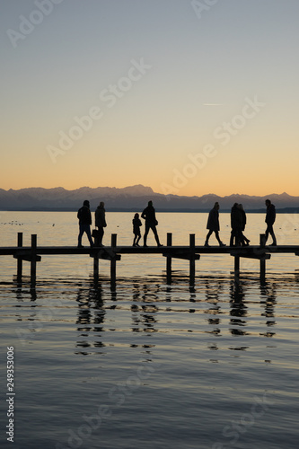 Wallpaper Mural Menschen auf dem Steg am Starnberger See bei Sonnenuntergang Torontodigital.ca