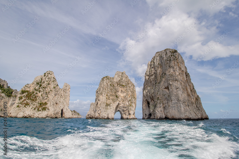 Impressionen einer Bootsfahrt rund um die Insel Capri im Frühjahr, Italien