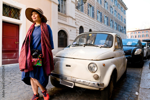 Femme à la mode et vieille Fiat 500 à Rome photo