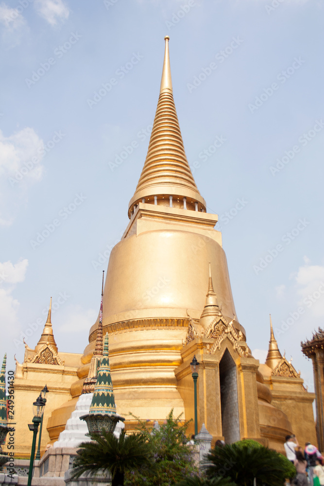 Naklejka premium Golden Phra Sri Rattana chedi building in Wat Phra Kaew temple within Grand Palace complex in Bangkok, Thailand