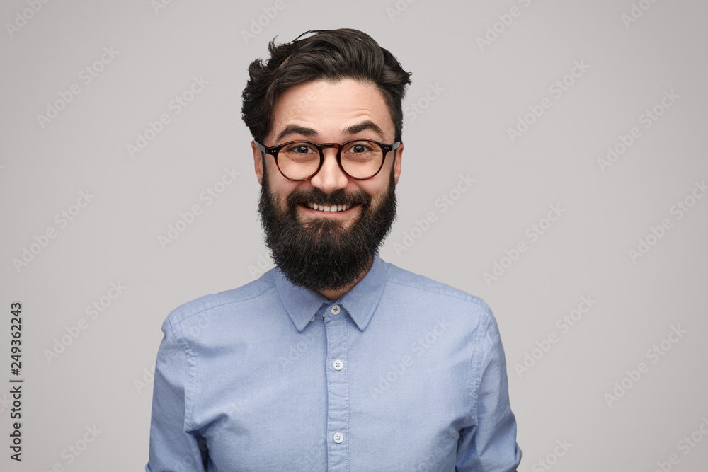 Obraz premium Handsome thrilled man in eyeglasses