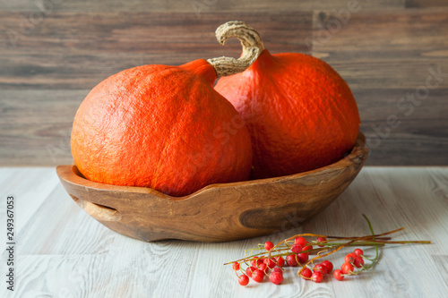 Tableau sur toile Ripe orange pumpkins on wooden salver