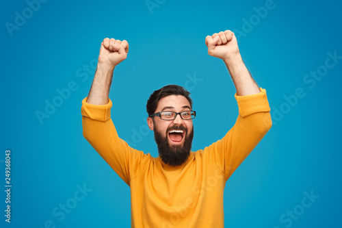 Foto Funny man celebrating victory