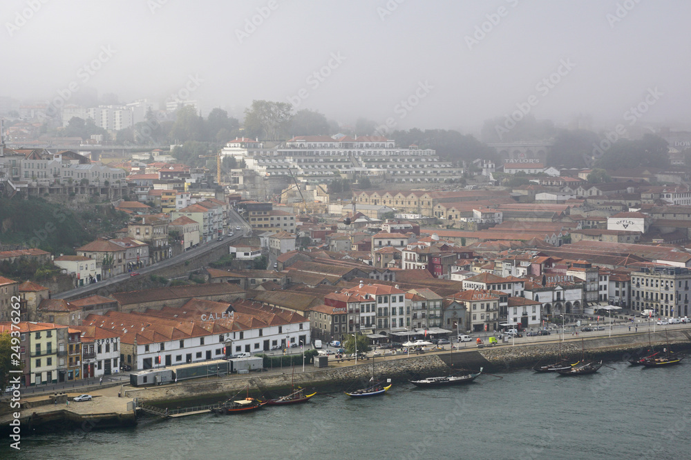 Fluss Douro in Porto mit Häusern am Fluss, Portugal