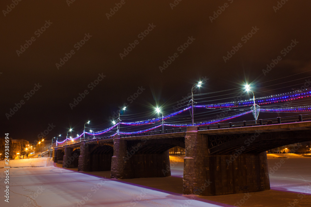 traffic in city at night, мост в Твери ночью зимой