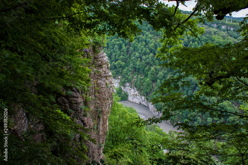 отвесная скала на фоне реки и леса в Краснодарском крае © Александр Савинов