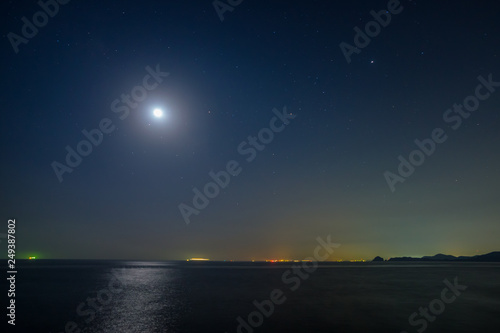 夜の海。昇る月が照らす海原
