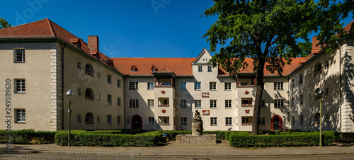 Ornamentgeschmückte Hausanlage mit Brunnen in der denkmalgeschützten Berliner 