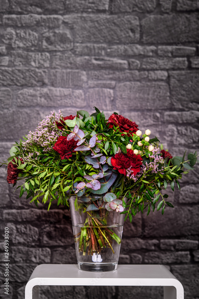 Blumenstrauß vor Backsteinwand Blumenstrauß vor Backsteinwand