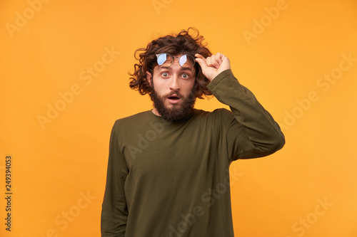 Foto Student saw something unusual, curious, incredible, and even raised his glasses