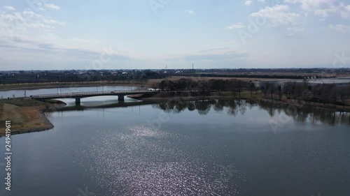 水のある公園の風景