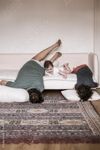 Portrait d'un père au foyer et ses enfants