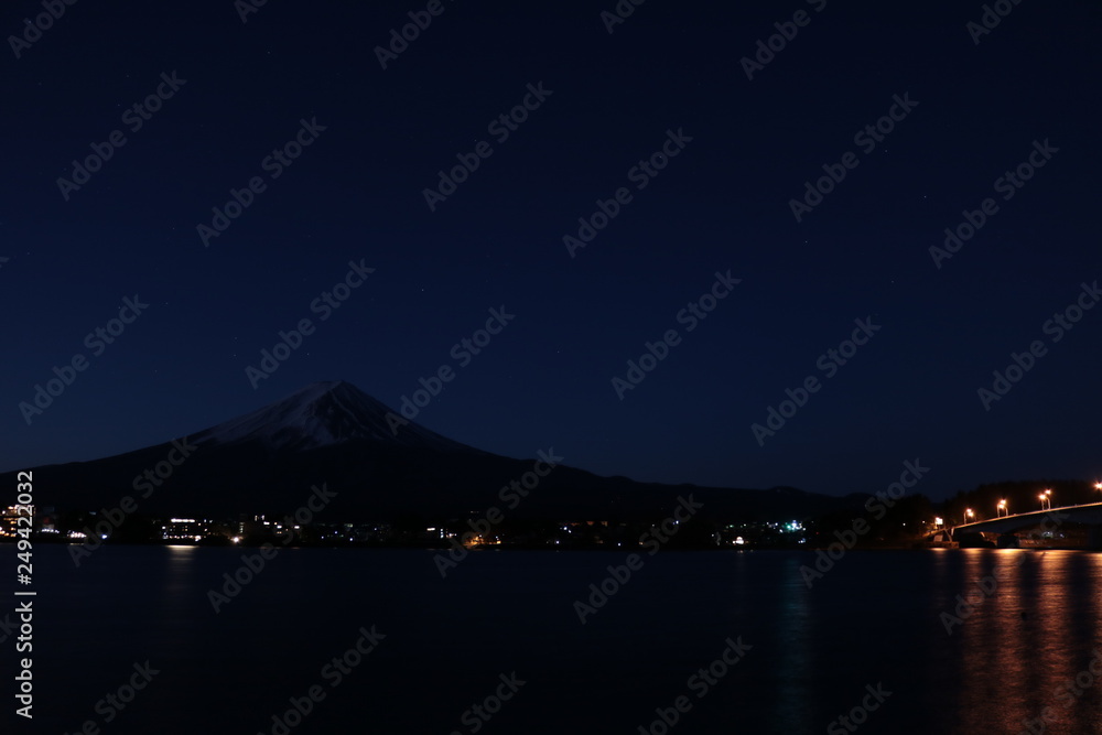 河口湖の富士山と星空