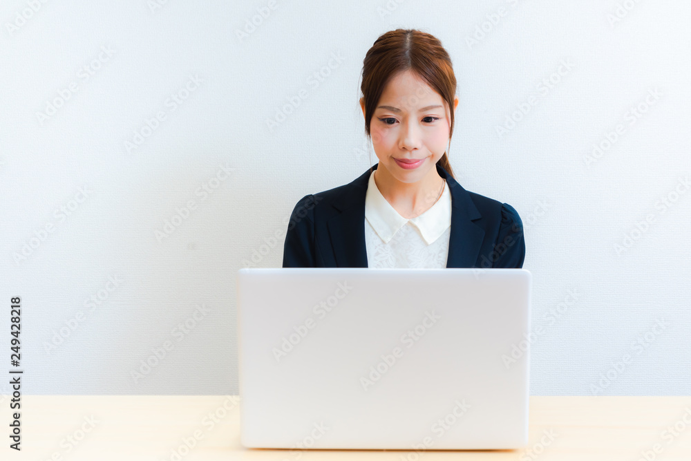 PC入力する女性