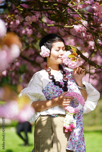 Femme portant des fleurs de sakura et un sarong avec des fleurs brod  es