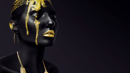 Fotobehang Zwart goud Creatieve zwart gele modemake-up  © Alena Gerasimova
