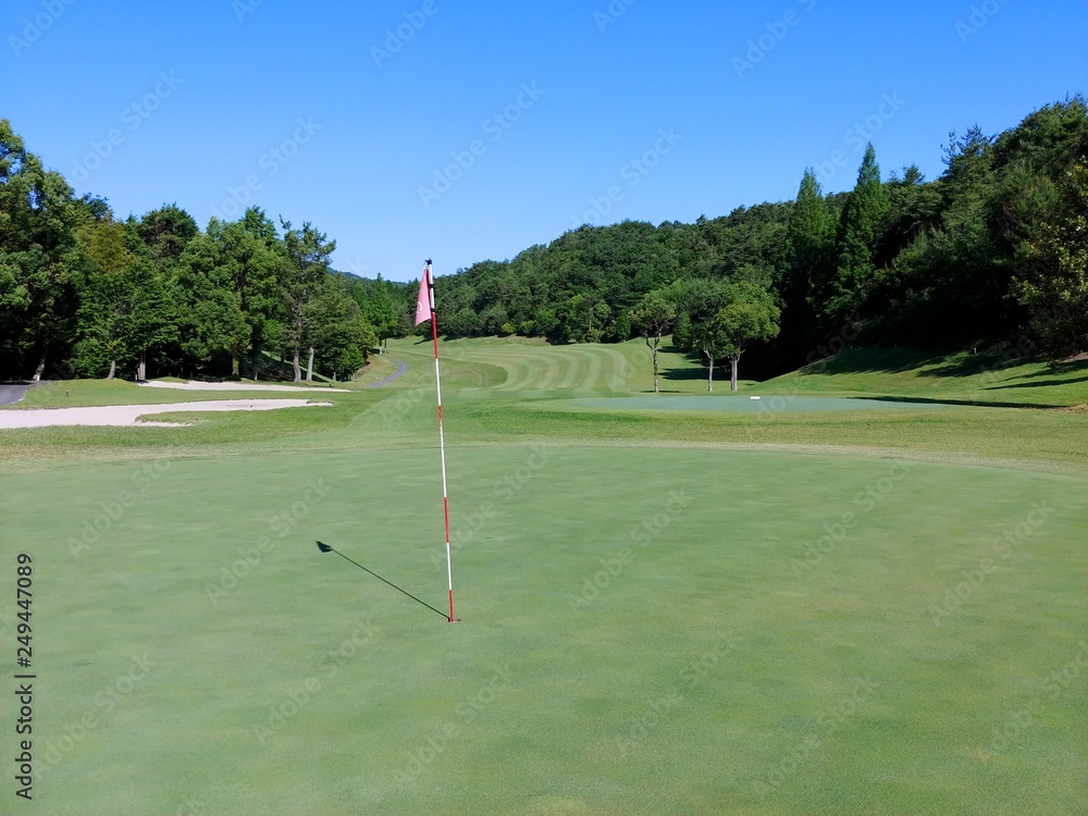 Obraz premium 緑の中にあるゴルフ場