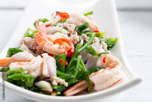 Hot and spicy vegetable paco fern salad with shrimp.