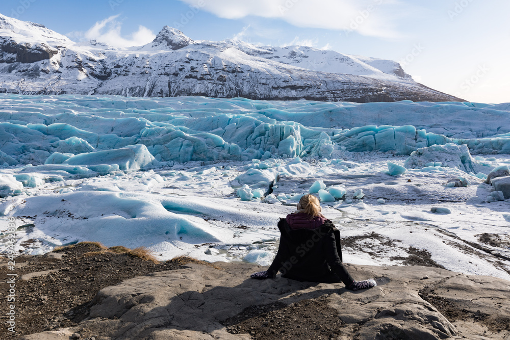 Fototapeta premium Frau genießt Ausblick auf Gletscher