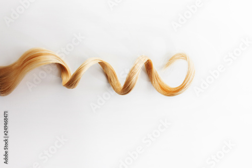 Fotografía Curls curled on the Curling iron, isolated on white background