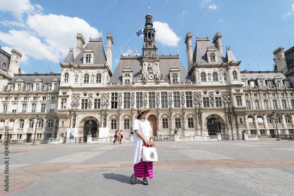 Touriste devant l'hôtel de ville de Paris