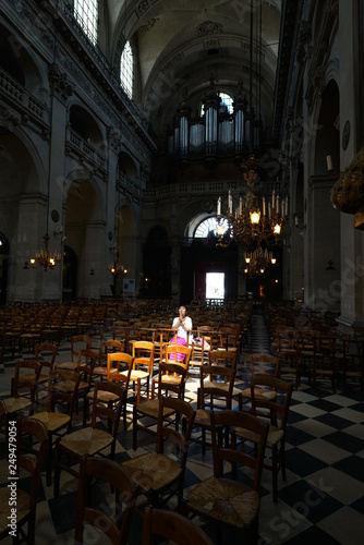 Femme assise priant dans une église, éclairée par la lumi§re du soleil © Phil Jobs