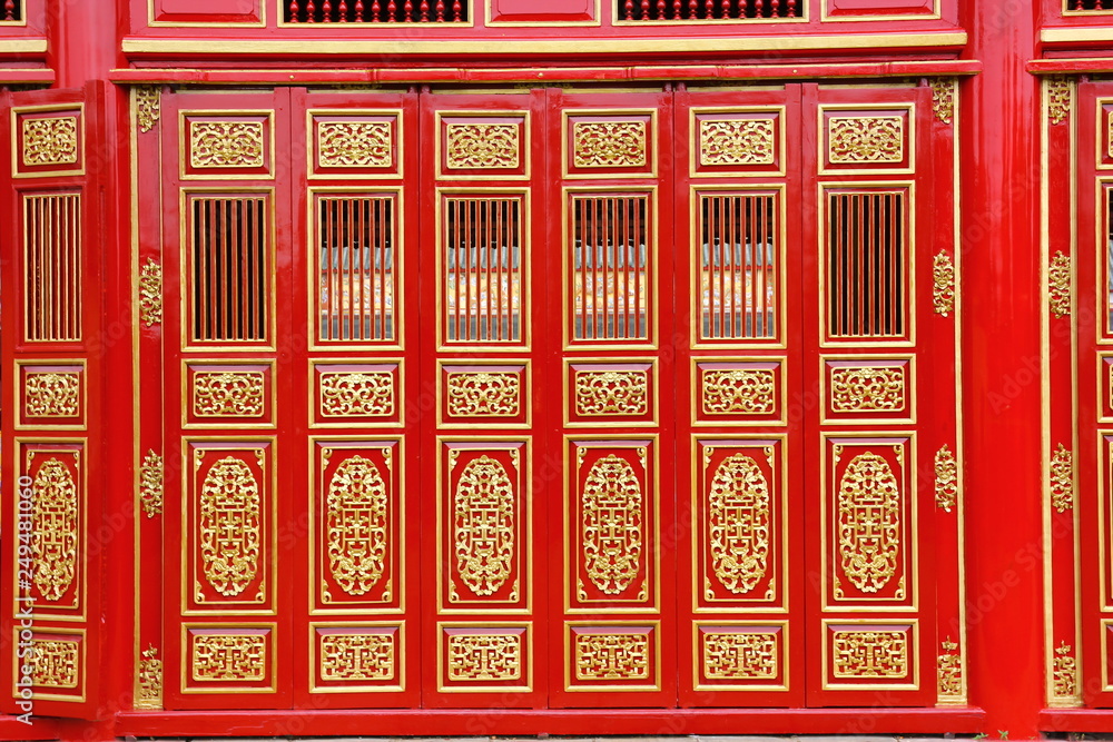 Obraz premium the big red carving wood doors in the HUE Palace