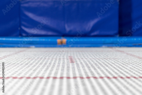 Tuch vom Trampolin in einer Freestyle-Halle