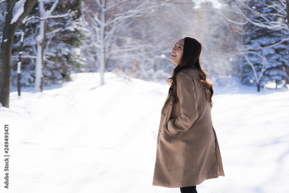 Φωτογραφία Portrait Young Beautiful asian woman smile happy travel and enjoy with snow wint