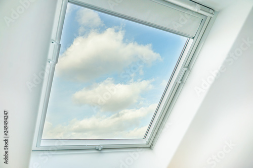 Dachfenster mit Blick in Himmel