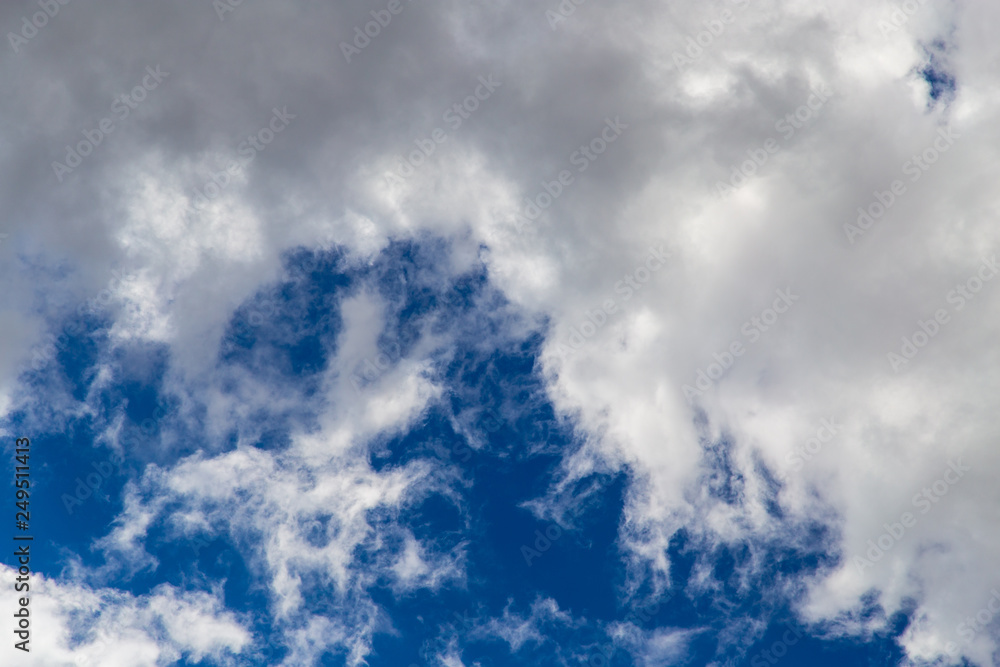 Obraz premium Clouds against blue sky as abstract background