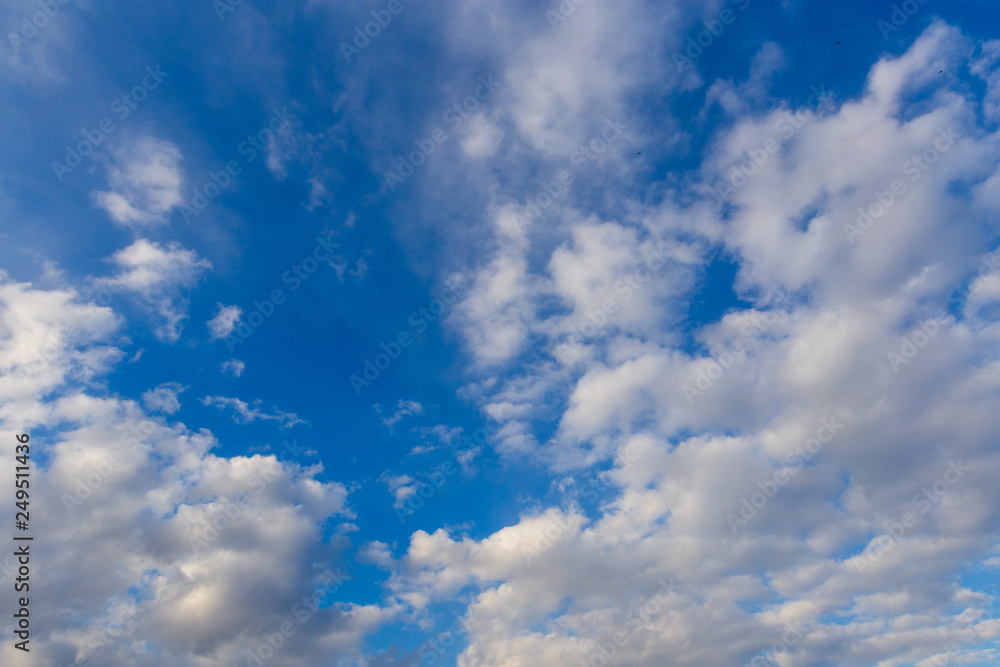 Obraz premium Clouds against blue sky as abstract background